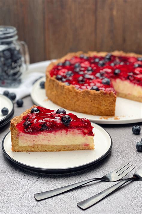 Angerichtete Waffel Schmand Torte mit bunten Beeren auf einer Kuchenplatte