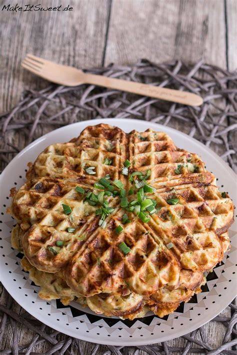 Angerichtete herzhafte Sauerteigwaffeln mit Käse und Frühlingszwiebeln