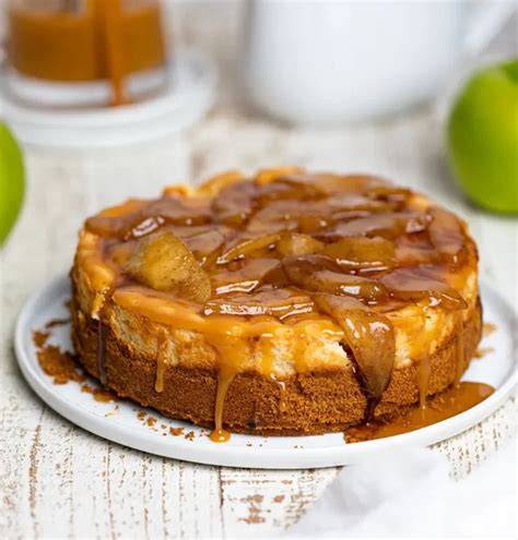 Angerichteter Apfel-Ingwer-Kuchen mit Karamellsauce und Gewürzen
