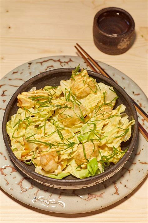 Angerichtetes Gericht: Salat mit Yuzu Trüffel Dressing und Tempura