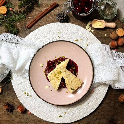 Angerichtetes Lebkuchenparfait auf festlicher Tafel