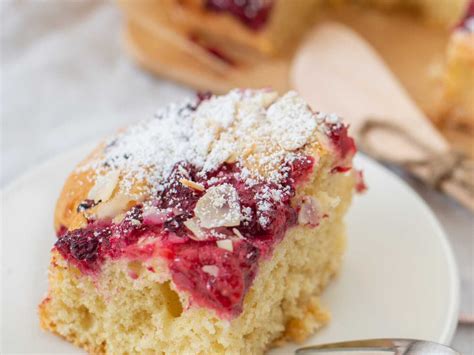 Angeschnittene Rote Grütze Torte, saftiger Querschnitt erkennbar