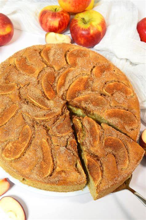 Angeschnittener Apfel Sahne Zimt Kuchen mit sichtbaren Schichten