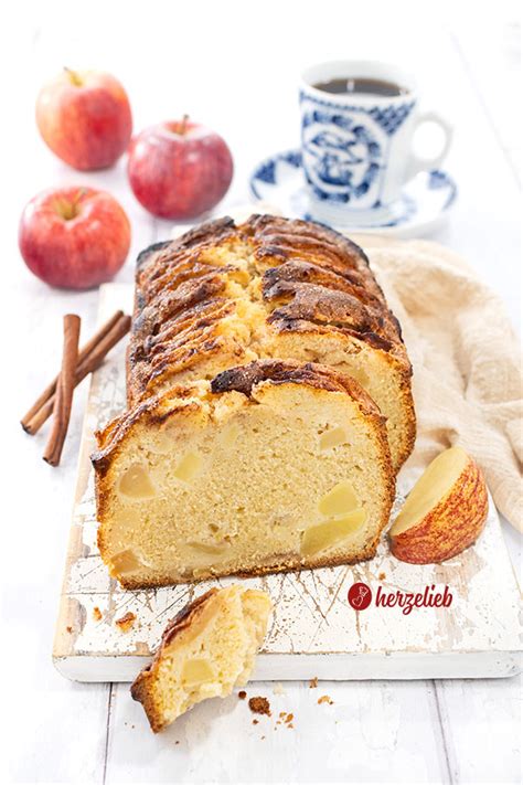 Angeschnittener Apfelkuchen auf der Tafel