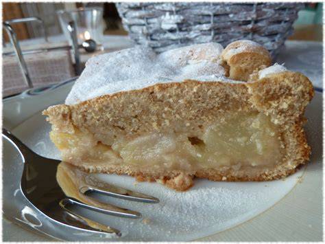 Angeschnittener DDR-Apfelkuchen mit Apfelmusfüllung