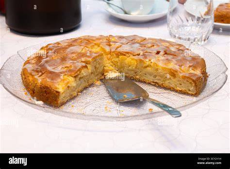 Angeschnittener Heidelbeer-Schmand-Kuchen auf einer Kaffeetafel