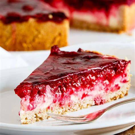 Angeschnittener Himbeer Schmand Kuchen aus dem Kühlschrank