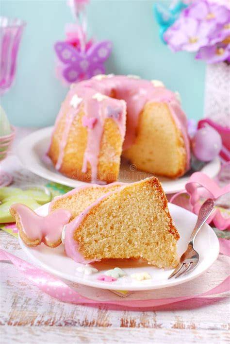 Angeschnittener Jägermeisterkuchen mit orangefarbenem Zuckerguss und Logo