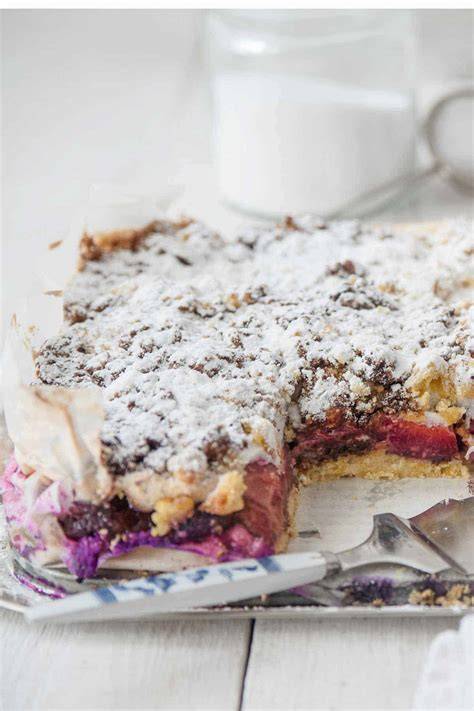 Angeschnittener Monte-Kuchen mit Ansicht aller Schichten
