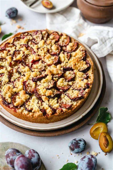 Angeschnittenes Kuchenstück Zwetschgenkuchen, Nahaufnahme: Frucht, Streusel und Mürbeteig