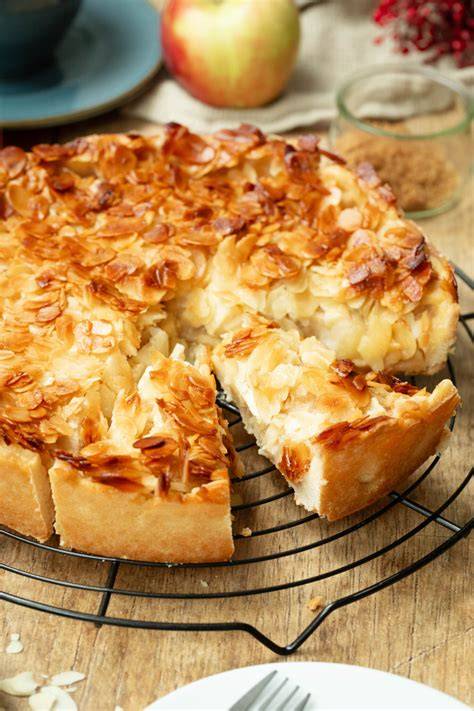 Angeschnittenes Stück Florentiner Apfelkuchen zeigt Schichten