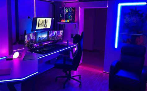 Anime- und Gaming-Ecke des Cafés mit Konsolen, Mangas und TV