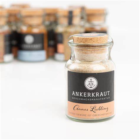 Ankerkraut Apfelkuchengewürz im Glas angerichtet zwischen Backzutaten