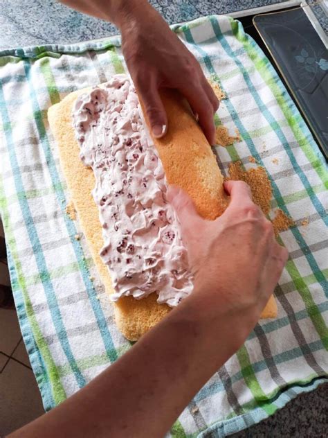 Anleitung: Biskuitteig aufrollen im Küchentuch