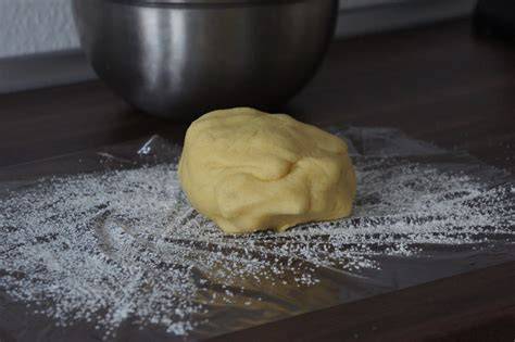 Anleitung: Mürbeteig glutenfrei und zuckerreduziert kneten und befüllen