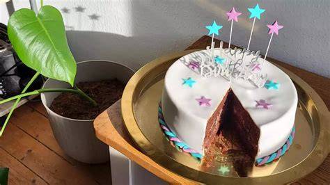 Anleitung: Sprühkerze in Torte stecken und anzünden