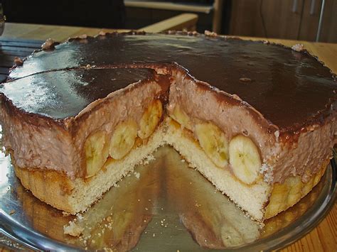 Anleitung: Torte füllen mit Bananen und Sahnetupfen