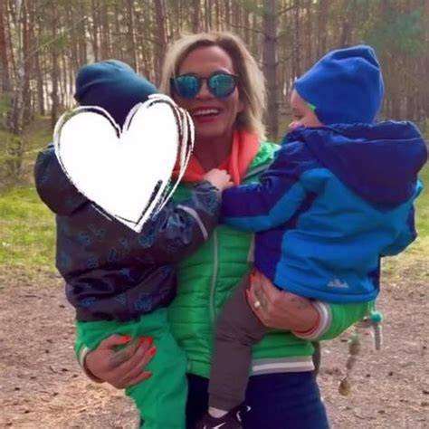 Annika mit ihren Söhnen beim Dschungelcamp-Hotel