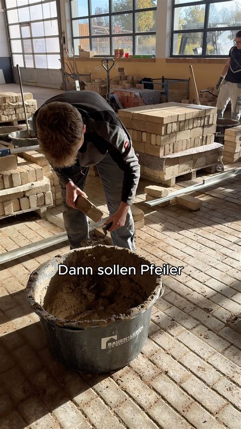 Anordnung der Schichten eines klassischen Pfirsich-Maracuja-Blechkuchens
