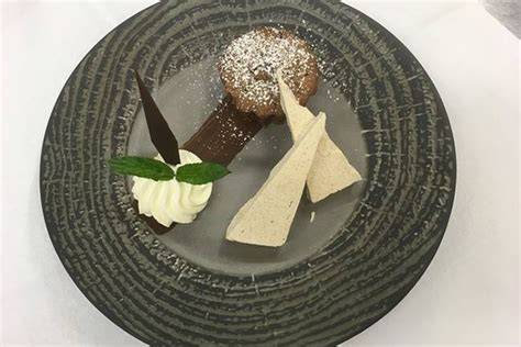 Anrichtebeispiel: Schokoküchlein, Vanilleespuma und Zimtparfait