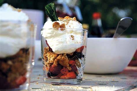 Anrichten: Erdbeercoulis, frische Beeren und Keks-Crunch