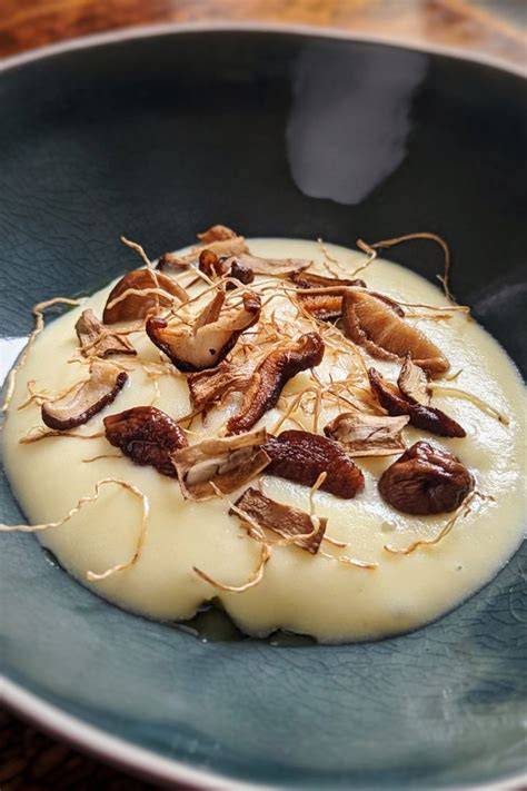 Anrichten: Espuma mit Pilzen und Lauchstroh