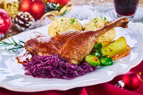 Anrichten: Gänsekeule, Rotkohl, Klöße und Orangenscheiben