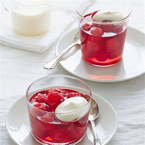 Anrichten: Mangokompott, Weingelee, Sternanis, Himbeeren auf Glühweincreme