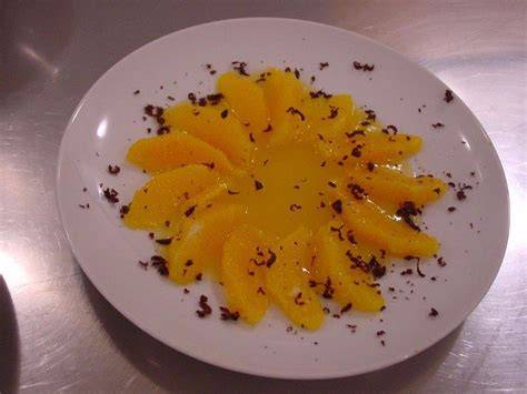 Anrichten: Orangenparfait mit Orangenfilets und Zesten-Dekor