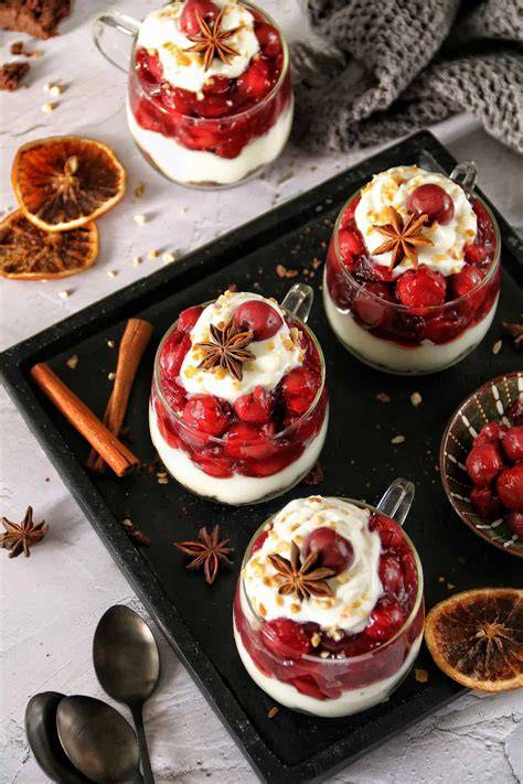 Anrichten: Panna Cotta gestürzt, warme Kirschen, Zimtstangen, Sternanis