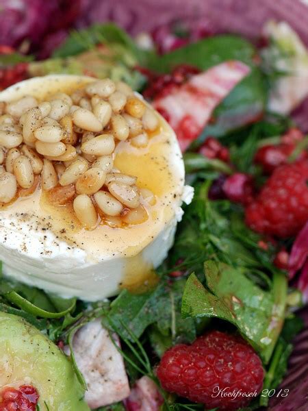 Anrichten: Salatbett mit Himbeeren und heißem Ziegenkäse