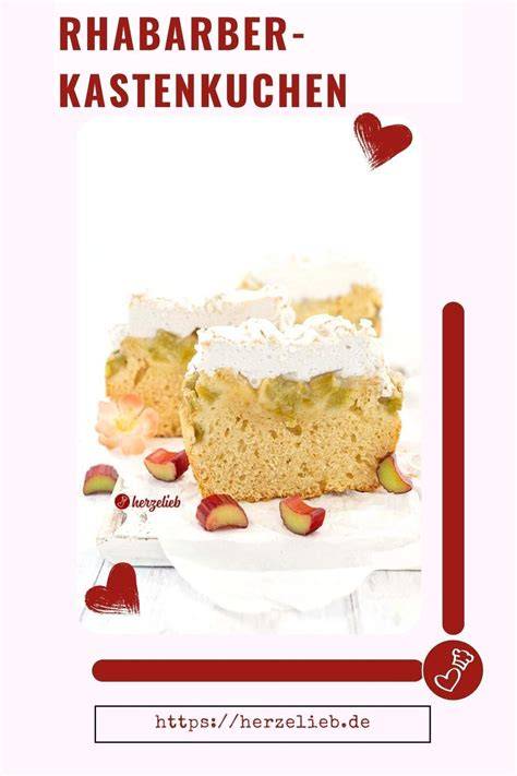 Anrichten: Scheiben vom Rhabarber-Kastenkuchen mit Puderzucker und Sahne