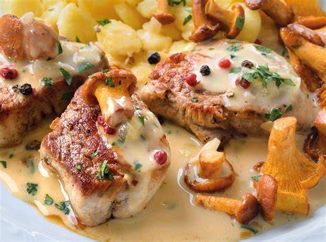 Anrichten: Scheiben vom Rosmarin-Honig-Schweinefilet mit Beerensoße