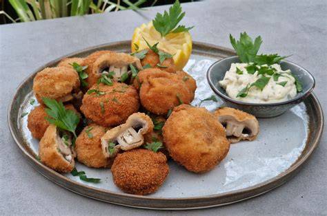 Anrichten: Zitrusfilets mit glänzender Sauce, Mascarpone-Nockerln, Zimtpuder