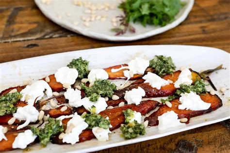 Anrichten: karamellisierte Möhren mit Burrata und Pesto