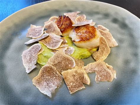 Anrichten Jakobsmuschel mit Apfel-Radieschen-Salat und Wasabi-Schokoladen-Butter