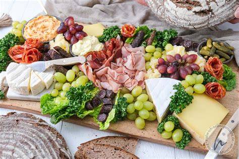 Anrichten der Kräuterkekse auf einer Brotzeit-Platte