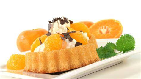 Anrichten der Mascarpone-Quark-Creme auf Tortenböden