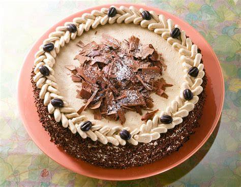 Anrichten der fertigen Kalmuck Torte mit Mokkabohnen