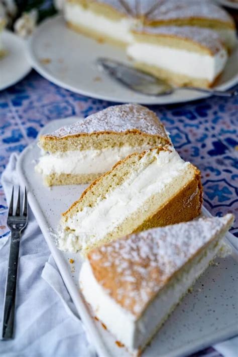 Anrichten und Servieren einer klassischen Käse-Sahne-Torte