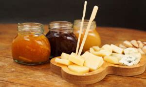 Anrichten von Orangen-Chili-Marmelade zu Käse