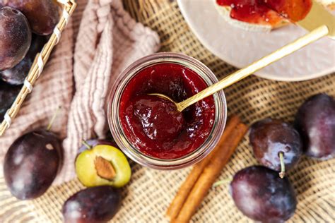 Anrichten von Pflaumenmarmelade zu süßen und herzhaften Speisen