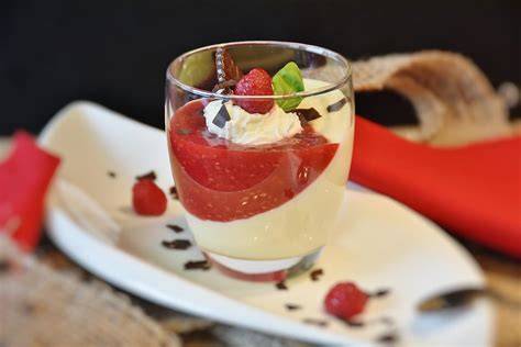 Anrichten von schrägem Pudding im Dessertglas