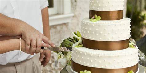 Anschneiden der Hochzeitstorte und Inspirationen für Cake-Topper