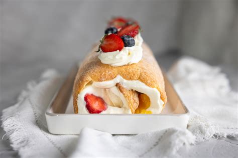 Anschnitt: Biskuit mit Quarkcreme und Erdbeerflügeln
