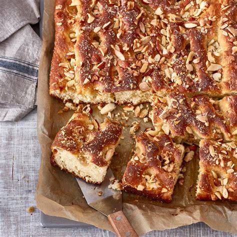 Anschnitt: Butterkuchen mit Schokolade, Sahnetupf, geröstete Wal- und Haselnüsse