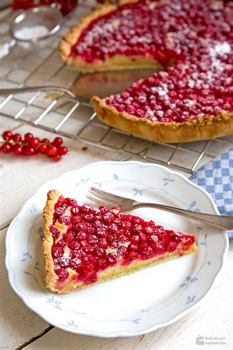 Anschnitt: Stück Johannisbeer Tarte mit Puderzucker