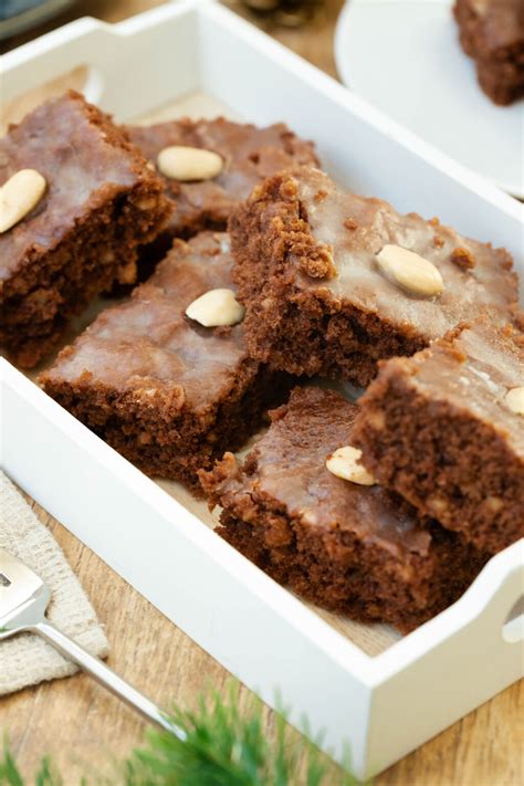 Anschnitt: saftiger Lebkuchen vom Blech, Detail der Krume und Glasur