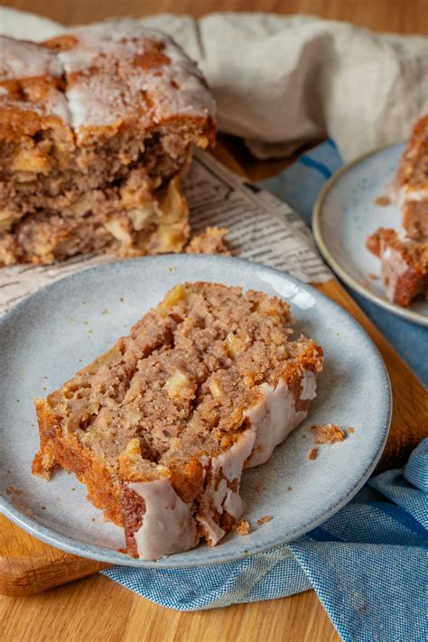 Anschnitt Apfel Nuss Kuchen mit Walnussboden