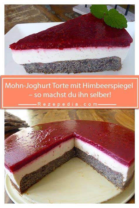 Anschnitt Mohn-Joghurt-Torte mit Himbeerspiegel